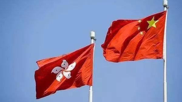 高空畅游的女孩